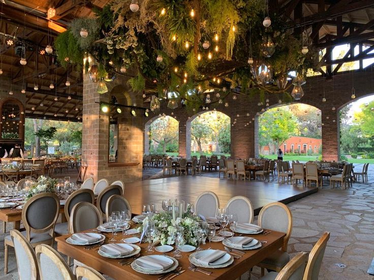 Salón de eventos rústico decorado para una celebración