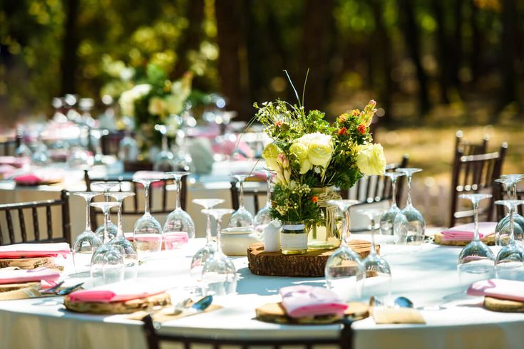 Mesa decorada para eventos en un jardín de celebraciones